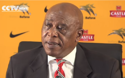 Tokyo Sexwale annonçant sa candidature à la présidence de la FIFA le 27 octobre 2015 (Crédit : Capture d'écran YouTube)