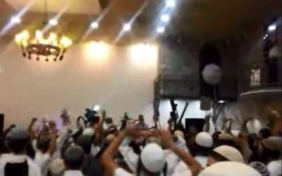Des extrêmistes de droite juifs célébrant lors d'un mariage les meurtres de la famille Dawabsha (Capture d'écran: Dixième chaîne)