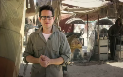 Le réalisateur juif américain JJ Abrams sur le plateau de "Star Wars, épisode VII" en mai 2014 (Crédit : Capture d'écran: YouTube / Star Wars)