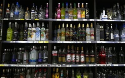 Illustration : Alcools en vente dans un magasin de Petah Tikva, le 24 juin 2015. (Crédit : Nati Shohat/FLASH90)