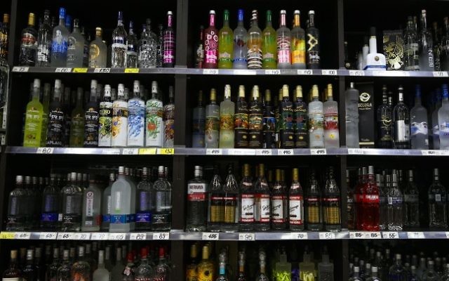 Illustration : Alcools en vente dans un magasin de Petah Tikva, le 24 juin 2015. (Crédit : Nati Shohat/FLASH90) Illustration : Alcools en vente dans un magasin de Petah Tikva, le 24 juin 2015. (Crédit : Nati Shohat/FLASH90)