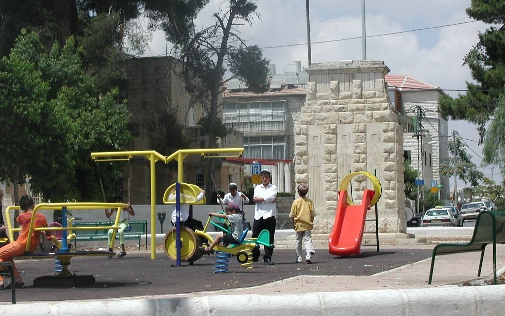La place Allenby et une aire de jeux,  Jérusalem (Crédit : Shmuel Bar-Am)