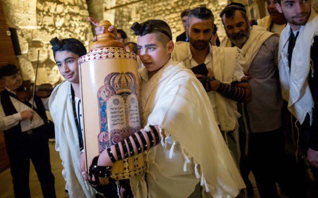Naor Ben-Ezra, 13 ans, portant un rouleau de la Torah pendant sa célébration de sa Bar Mitzvah au mur Occidental dans la Vieille Ville de Jérusalem, le 17 décembre 2015 (Crédit : Yonatan Sindel / Flash90) Naor Ben-Ezra, 13 ans, portant un rouleau de la Torah pendant sa célébration de sa Bar Mitzvah au mur Occidental dans la Vieille Ville de Jérusalem, le 17 décembre 2015 (Crédit : Yonatan Sindel / Flash90)