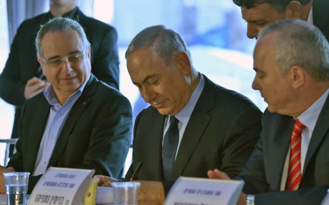 Le Premier ministre Benjamin Netanyahu (au centre) signe la clause 52 de la loi anti-trust pour approuver l'accord gazier, le 17 décembre 2015. (Crédit : Kobi Gidon / GPO) Le Premier ministre Benjamin Netanyahu (au centre) signe la clause 52 de la loi anti-trust pour approuver l'accord gazier, le 17 décembre 2015. (Crédit : Kobi Gidon / GPO)