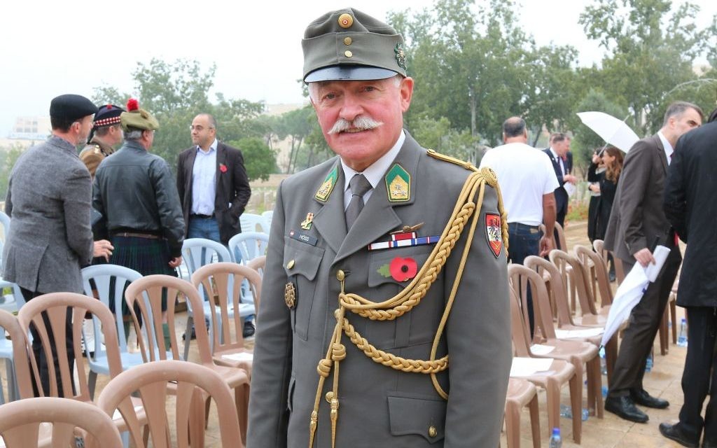 Une cérémonie commémorative au cimetière militaire britannique sur le mont Scopus à Jérusalem (Crédit : Shmuel Bar-Am)