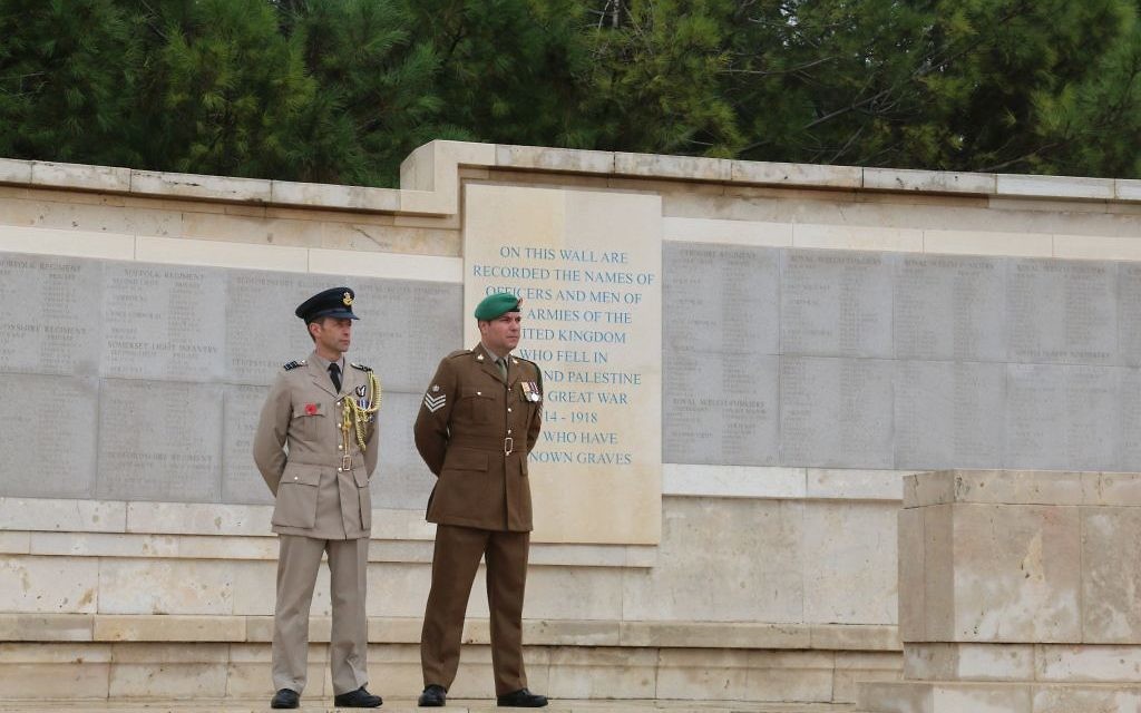 Une cérémonie commémorative au cimetière militaire britannique sur le mont Scopus à Jérusalem (Crédit : Shmuel Bar-Am)