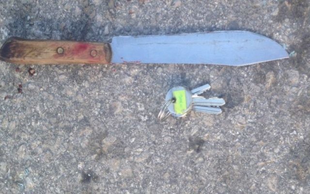 Un couteau trouvé sur le corps d'un chauffeur palestinien qui a été tué alors qu'il tentait d'écraser des soldats de Tsahal à un point de contrôleà l'intersection de Halhul au nord de Hébron, le 11 décembre 2015 (Crédit : Unité de porte-parole de Tsahal) Un couteau trouvé sur le corps d'un chauffeur palestinien qui a été tué alors qu'il tentait d'écraser des soldats de Tsahal à un point de contrôleà l'intersection de Halhul au nord de Hébron, le 11 décembre 2015 (Crédit : Unité de porte-parole de Tsahal)