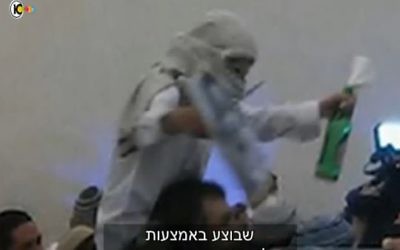 Un Israélien d'extrême-droite célébrant le meurtre de la famille Dawabsha (Crédit : capture d'écran Dixième chaîne)