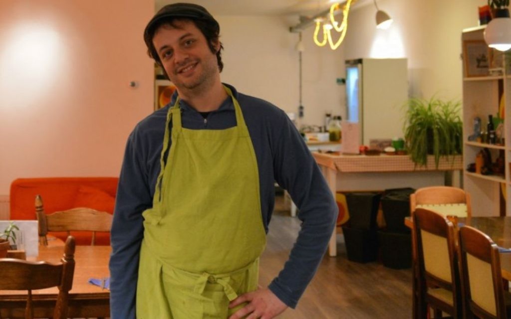 Yuval Gal dans son restaurant de houmous à La Haye. (Crédit : autorisation de Love & Peas/via JTA)