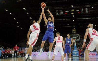 Le joueur israélien de basket-ball Gal Mekel (au centre) prend un coup pendant le match du Groupe A de qualification  entre la Pologne et Israël à l'EuroBasket 2015 à Montpellier le 9 septembre 2015 (Sylvain Thomas/ AFP )