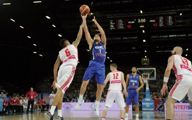 Le joueur israélien de basket-ball Gal Mekel (au centre) prend un coup pendant le match du Groupe A de qualification  entre la Pologne et Israël à l'EuroBasket 2015 à Montpellier le 9 septembre 2015 (Sylvain Thomas/ AFP )