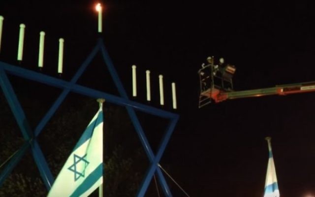 Le rabbin néerlandais Binyomin Jacobs allume une menorah géante à Maastricht, aux Pays-Bas, en 2013 (Crédit : capture d'écran YouTube) Le rabbin néerlandais Binyomin Jacobs allume une menorah géante à Maastricht, aux Pays-Bas, en 2013 (Crédit : capture d'écran YouTube)