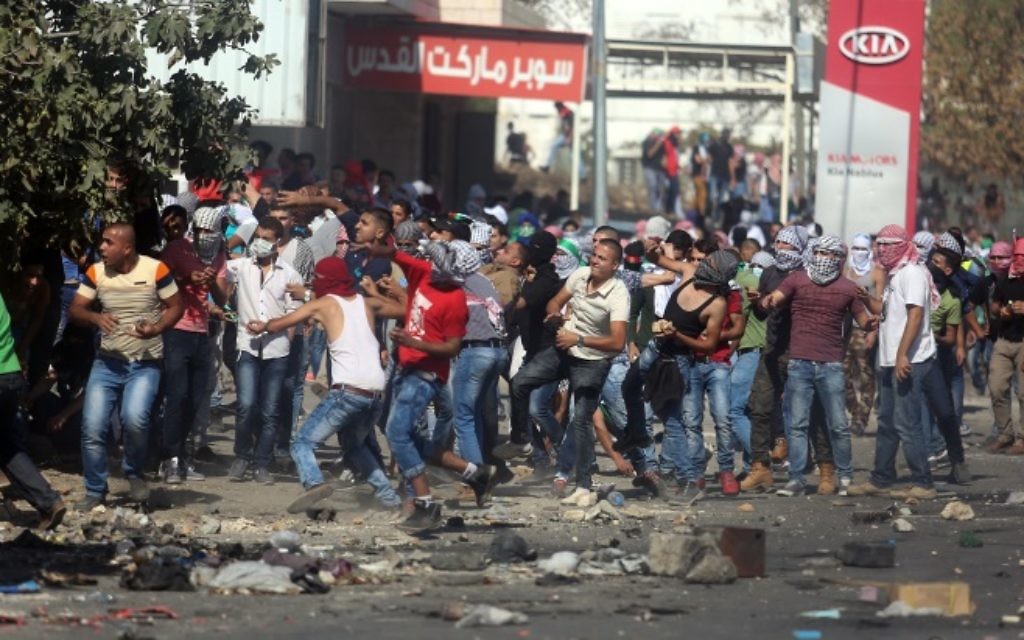 Le point de contrôle de Hawara, dans le sud de la ville de Naplouse en Cisjordanie, a été un point sensible pour la violence palestinienne, le 11 octobre 2015 (Crédit : FLASH90) Le point de contrôle de Hawara, dans le sud de la ville de Naplouse en Cisjordanie, a été un point sensible pour la violence palestinienne, le 11 octobre 2015 (Crédit : FLASH90)