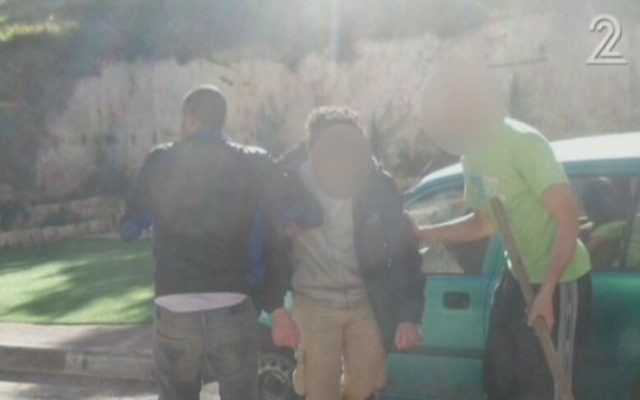 La scène d'une attaque au couteau près de Hébron, le 9 décembre 2015 (Capture d'écran: Deuxième chaîne) La scène d'une attaque au couteau près de Hébron, le 9 décembre 2015 (Capture d'écran: Deuxième chaîne)