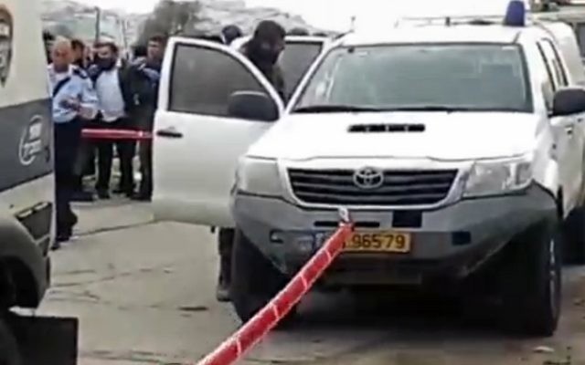 Les forces de sécurité sur les lieux d'une attaque au couteau menée par un adolescent palestinien dans l'implantation cisjordanienne de Kiryat Arba le 13 décembre 2015 (Crédit : Capture d'écran)