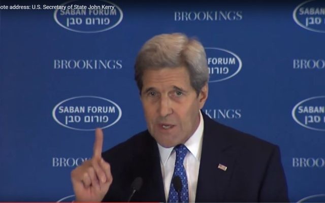 John Kerry au Forum Saban, le 5 décembre 2015 (Crédit : capture d'écran YouTube)
