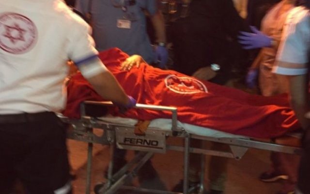 Des secouristes prodiguent des soins médicaux aux victimes blessées dans une attaque au couteau à Kiryat Gat, le 21 novembre 2015 (Photo: Magen David Adom)