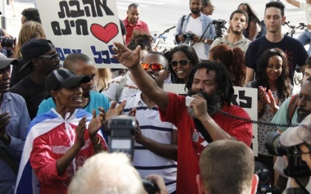 Illustration: Manifestation appellant à mettre fin à la discrimination contre les Israéliens d'origine éthiopienne, à Tel-Aviv le 18 mars 2015 (Photo: Judah Ari Gross / Times of Israel)