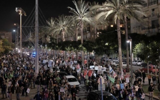 Des manifestants de gauche défilent à Tel Aviv pour protester contre "l'incitation de la droite", le 19 décembre 2015 (Crédit photo: Tomer Neuberg / Flash90)