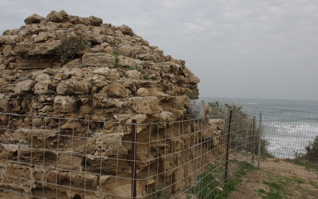 Les restes d'une forteresse musulmane à Tel Yavne Yam (Crédit : Shmuel Bar-Am)