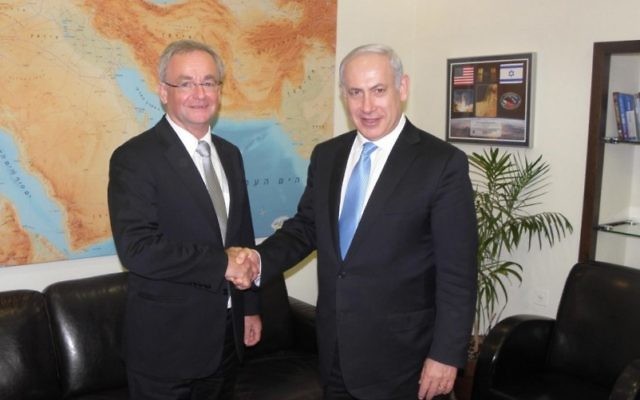 Benjamin Netanyahu et l'expert en renseignement allemand Gerhard Conrad (Crédit : bureau du Premier ministre) Benjamin Netanyahu et l'expert en renseignement allemand Gerhard Conrad (Crédit : bureau du Premier ministre)