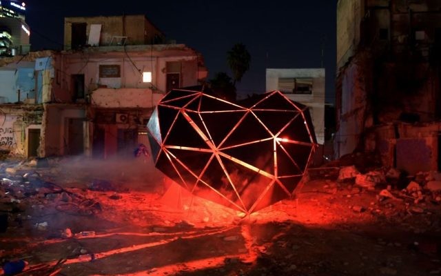 L'installation "Careless Hearts" pendant le festival "Night Light" autour de la gare routière centrale de Tel Aviv (Crédit : autorisation Kfir Sivan/Tel Aviv Municipality) L'installation "Careless Hearts" pendant le festival "Night Light" autour de la gare routière centrale de Tel Aviv (Crédit : autorisation Kfir Sivan/Tel Aviv Municipality)