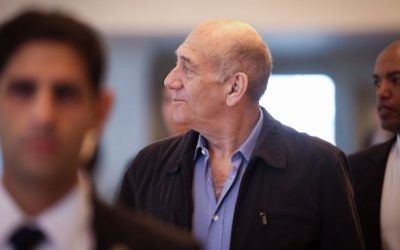 L'ancien Premier ministre arrive à la Cour suprême à Jérusalem le 29 décembre 2015 (Crédit photo:  Noam Moskowitz/POOL)