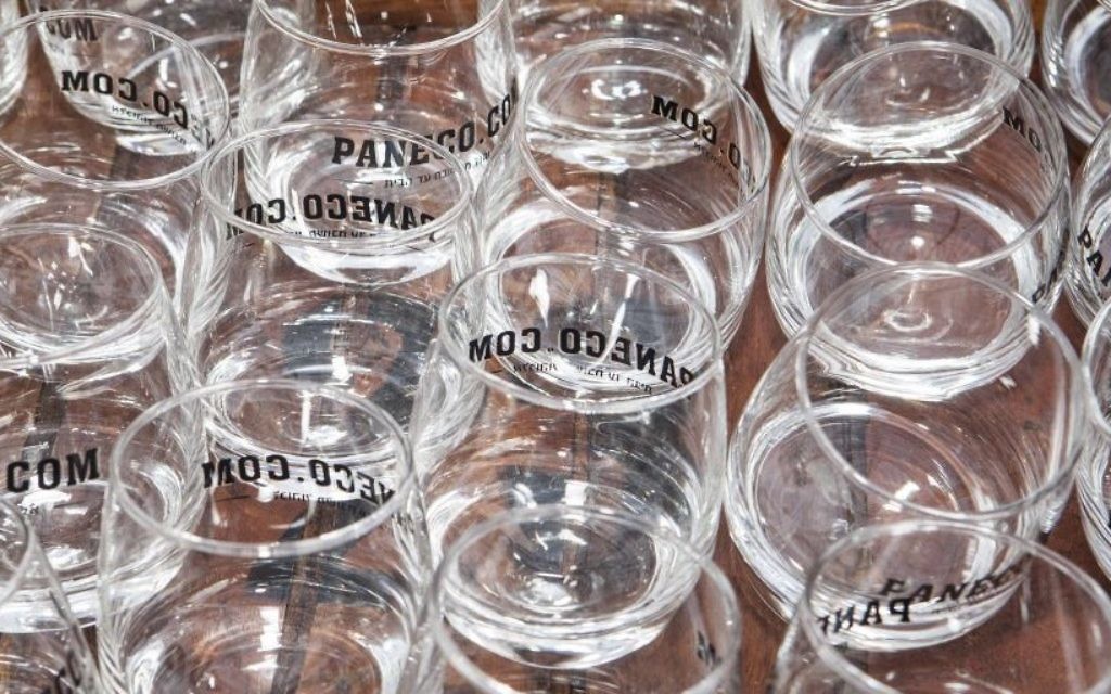 Paneco, un site internet israélien qui sera bientôt lancé, veut entrer en compétition avec les magasins duty free en proposant des prix bas et des livraisons gratuites (Crédit : Paneco.co.il) Paneco, un site internet israélien qui sera bientôt lancé, veut entrer en compétition avec les magasins duty free en proposant des prix bas et des livraisons gratuites (Crédit : Paneco.co.il)