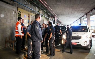 Des policiers israéliens sur  la scène où deux Israéliens ont été tués dans une attaque au couteau par un terroriste palestinien dans le bâtiment Panorama du sud de Tel Aviv, le 19 novembre 2015. (Crédit : Moti Karelitz/Zala Tel Aviv)