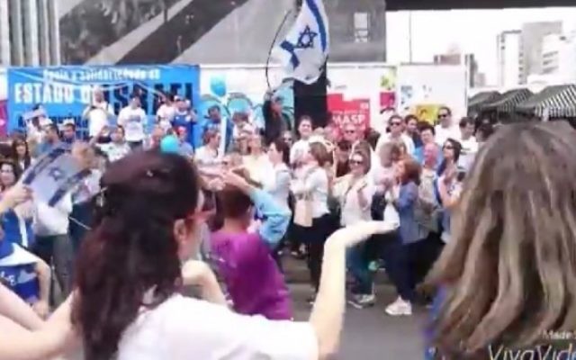 Capture d'écran d'un rassemblement de soutien à Israël à Sao Paulo, au Brésil, le 8 novembre 2015 (Crédit : capture d'écran : YouTube) Capture d'écran d'un rassemblement de soutien à Israël à Sao Paulo, au Brésil, le 8 novembre 2015 (Crédit : capture d'écran : YouTube)
