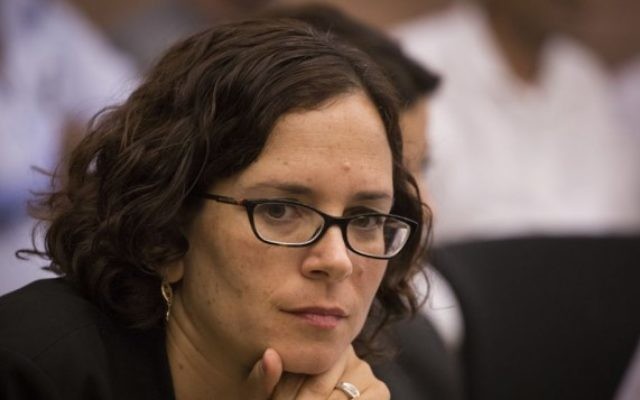 La députée Rachel Azaria du parti Koulanou lors d'une séance d'une commission de la Knesset le 26 octobre 2015. (Crédit : Hadas Parush/Flash90) La députée Rachel Azaria du parti Koulanou lors d'une séance d'une commission de la Knesset le 26 octobre 2015. (Crédit : Hadas Parush/Flash90)