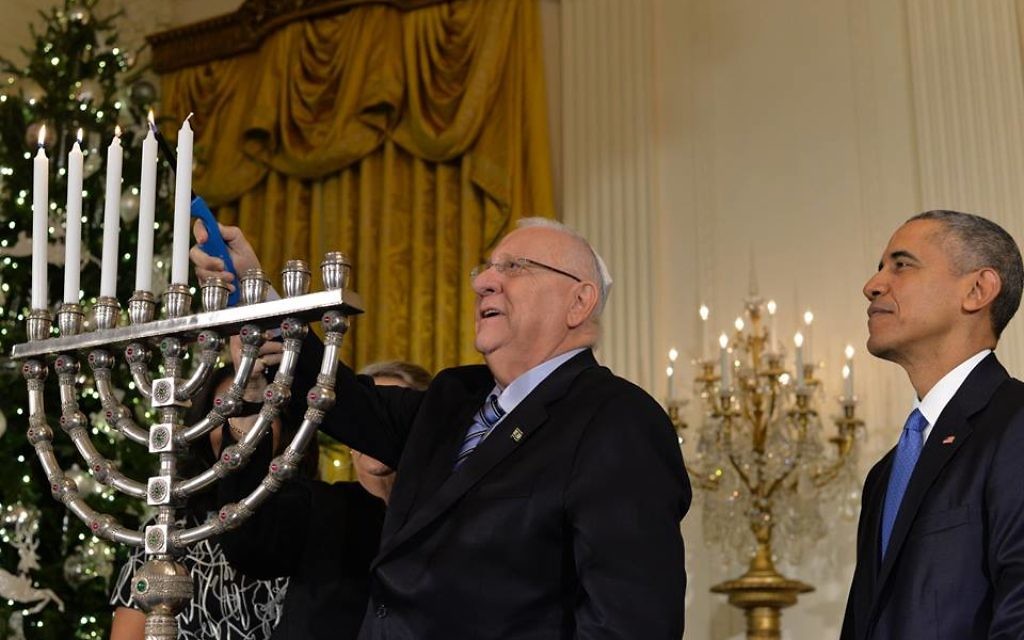 Le président Reuven Rivlin allumant la menorah de Hanoukka , à la Maison Blanche, le mercredi 9 décembre 2015. (Crédit photo: Kobi Gidon / GPO)