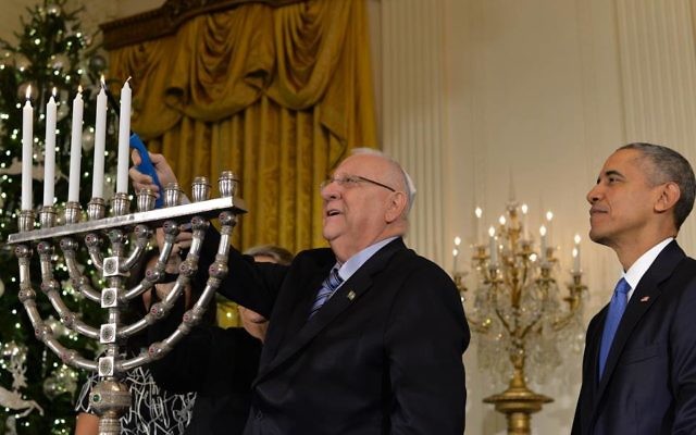Le président Reuven Rivlin allumant la menorah de Hanoukka , à la Maison Blanche, le mercredi 9 décembre 2015. (Crédit photo: Kobi Gidon / GPO)
