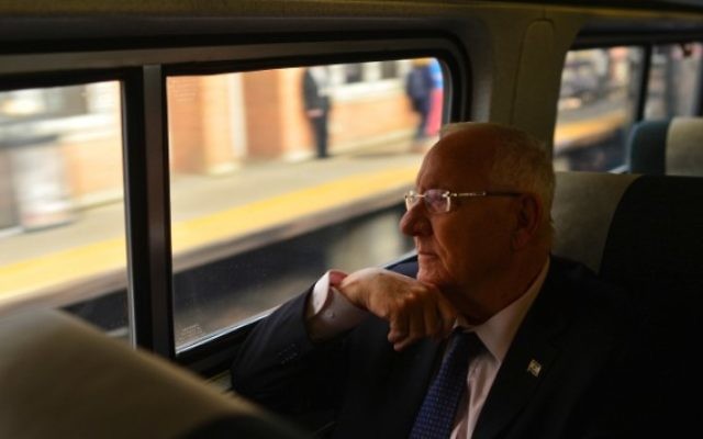 Le président israélien Reuven Rivlin dans le train entre New York et Washington DC, le 8 décembre 2015. (Crédit : Kobi Gideon/GPO)