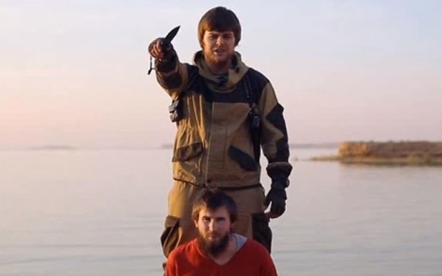 Une vidéo de l'Etat islamique montre l'exécution d'un présumé espion russe (Crédit : Capture d'écran YouTube) Une vidéo de l'Etat islamique montre l'exécution d'un présumé espion russe (Crédit : Capture d'écran YouTube)