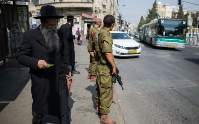 Des soldats israéliens montent la garde à un arrêt d'autobus dans le quartier ultra-orthodoxe de Mea Shearim à Jérusalem le 19 octobre 2015 (Crédit photo: Yonatan Sindel / Flash90)