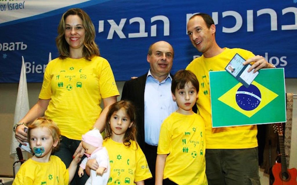 La famille Teitelbaum accueillie en Israël par le président de l'Agence Juive, Nathan Sharansky, en 2010 (Crédit : Autorisation de la famille Teitelbaum)