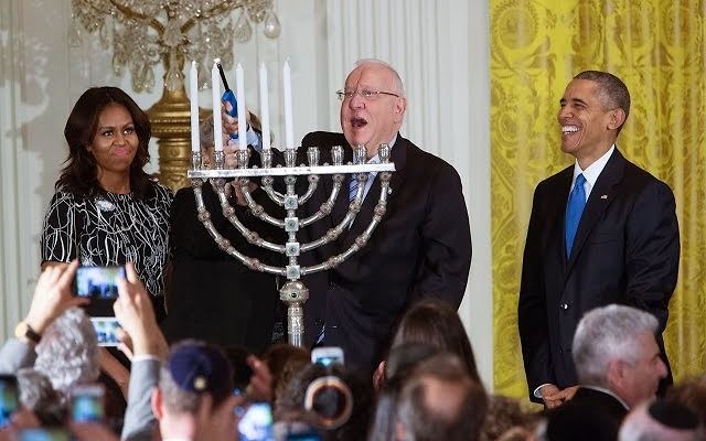 Le président Reuven Rivlin allume la menorah de Hanoukka , en présence du président américain Barack Obama, de Michelle Obama, et de Nechama Rivlin, à la Maison Blanche, le 9 décembre 2015. (Crédit : capture d'écran YouTube/The White House) Le président Reuven Rivlin allume la menorah de Hanoukka , en présence du président américain Barack Obama, de Michelle Obama, et de Nechama Rivlin, à la Maison Blanche, le 9 décembre 2015. (Crédit : capture d'écran YouTube/The White House)