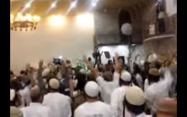 Des extrémistes juifs israéliens célébrant les meurtres de membres de la famille Dawabsha pendant un mariage (Capture d'écran Dixième chaîne) Des extrémistes juifs israéliens célébrant les meurtres de membres de la famille Dawabsha pendant un mariage (Capture d'écran Dixième chaîne)