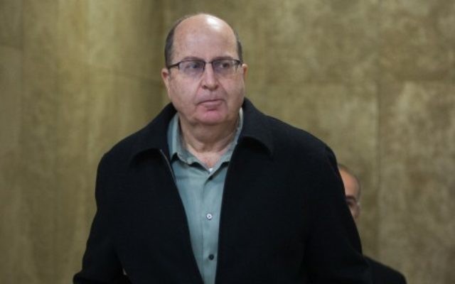 Le ministre de la Défense Moshé Yaalon arrive à la réunion hebdomadaire du cabinet, au bureau du Premier ministre à Jérusalem, le 13 décembre 2015. (Crédit : Yonatan Sindel/Flash90) Le ministre de la Défense Moshé Yaalon arrive à la réunion hebdomadaire du cabinet, au bureau du Premier ministre à Jérusalem, le 13 décembre 2015. (Crédit : Yonatan Sindel/Flash90)