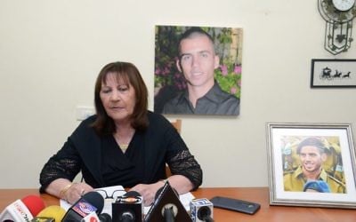 Zehava Shaul, la mère d'Oron Shaul, pendant une conférence de presse chez elle à Poria Illit, le 13 décembre 2015 (Crédit photo : Basel Awidat/Flash90)