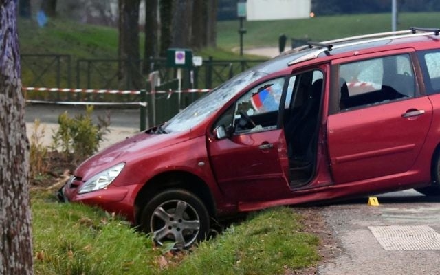 Une voiture située en face de la mosquée de Valence, dans le sud la France, le 1er Janvier 2016, après qu'un soldat ait été blessé par un chauffeur qui l'a percuté avec la voiture. (Crédit : AFP / PATRICK GARDIN)