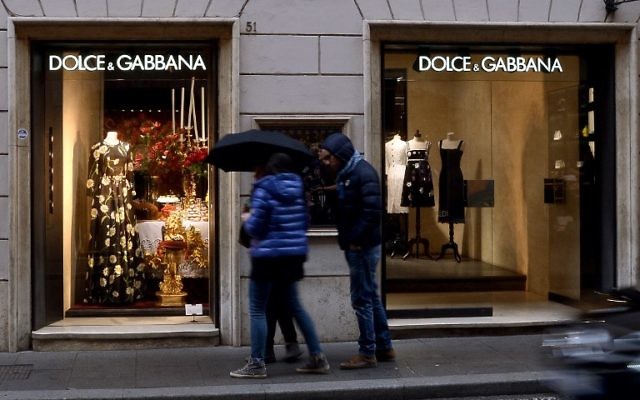 Des gens devant une vitrine Dolce e Gabbana dans le centre de la Via Condotti de Rome le 8 janvier 2016.
(Crédit : AFP / FILIPPO MONTEFORTE) Des gens devant une vitrine Dolce e Gabbana dans le centre de la Via Condotti de Rome le 8 janvier 2016.
(Crédit : AFP / FILIPPO MONTEFORTE)