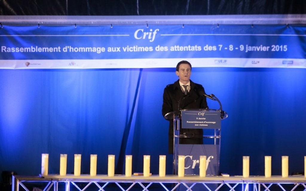 Le Premier ministre français Manuel Valls prononce un discours le 9 janvier 2016 près de l'Hyper Cacher, lors d'une cérémonie organisée par le Conseil des institutions juives de France (Conseil représentatif des institutions juives de France) CRIF pour rendre hommage aux victimes de l'attaque sur le supermarché le 9 Janvier 2015.
(Crédit : AFP / POOL / JACQUES DEMARTHON)