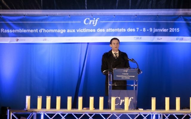 Le Premier ministre français Manuel Valls prononce un discours le 9 janvier 2016 près de l'Hyper Cacher, lors d'une cérémonie organisée par le Conseil des institutions juives de France (Conseil représentatif des institutions juives de France) CRIF pour rendre hommage aux victimes de l'attaque sur le supermarché le 9 Janvier 2015.
(Crédit : AFP / POOL / JACQUES DEMARTHON)