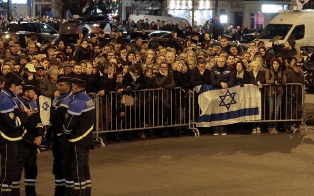 Rassemblement devant l'HyperCacher, le 9 janvier 2016 (Crédit : AFP / POOL / JACQUES DEMARTHON Rassemblement devant l'HyperCacher, le 9 janvier 2016 (Crédit : AFP / POOL / JACQUES DEMARTHON