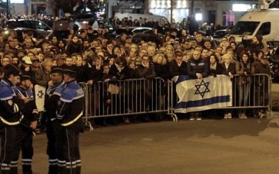 Rassemblement devant l'HyperCacher, le 9 janvier 2016 (Crédit : AFP / POOL / JACQUES DEMARTHON