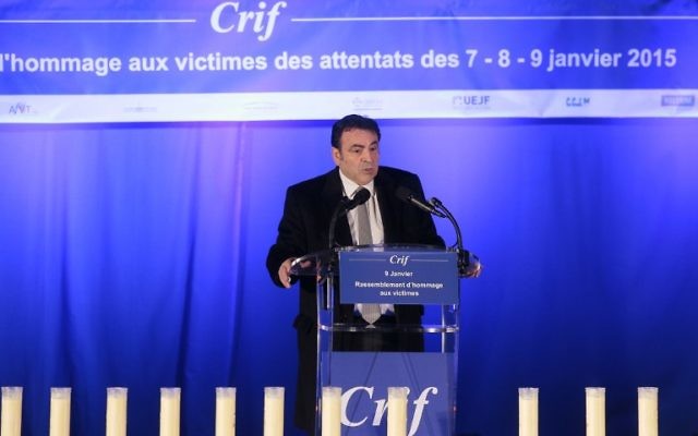 Le président du consistoire Joël Mergui au rassemblement devant l'HyperCacher, le 9 janvier 2016 (Crédit : AFP / POOL / JACQUES DEMARTHON Le président du consistoire Joël Mergui au rassemblement devant l'HyperCacher, le 9 janvier 2016 (Crédit : AFP / POOL / JACQUES DEMARTHON