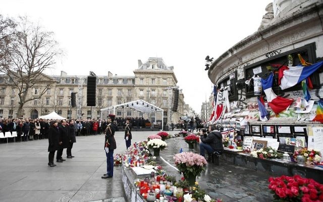 (De g à d) La maire de Paris Anne Hidalgo, le président français François Hollande et le Premier ministre français Manuel Valls participent à un rassemblement du souvenir sur la Place de la République, le 10 Janvier 2016 pour commémorer les victimes du terrorisme de cette sanglante année 2015 (Crédit : YOAN VALAT / POOL / AFP) (De g à d) La maire de Paris Anne Hidalgo, le président français François Hollande et le Premier ministre français Manuel Valls participent à un rassemblement du souvenir sur la Place de la République, le 10 Janvier 2016 pour commémorer les victimes du terrorisme de cette sanglante année 2015 (Crédit : YOAN VALAT / POOL / AFP)
