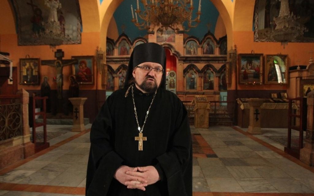 Père Eliseev, l'un des six prêtres russes vivant dans la ville de Hébron, -le 6 janvier 2016 (Crédit : AFP / HAZEM BADER)